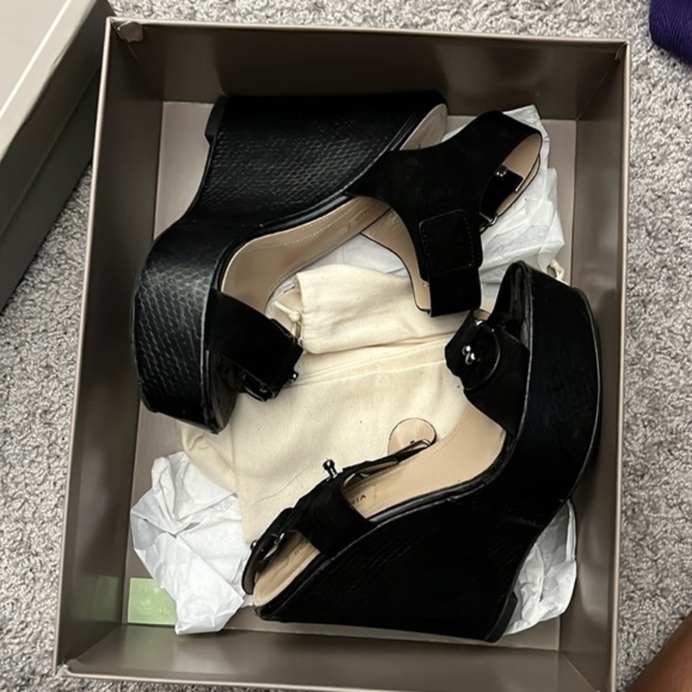 BCBG MAXAZARIA black wedges